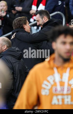 London, Großbritannien. April 2024. Thomas Frank, Trainer von Brentford (links) und Roberto de Zerbi, Trainer von Brighton und Hove Albion (rechts) vor dem Spiel der Premier League im Gtech Community Stadium, London. Der Bildnachweis sollte lauten: Kieran Cleeves/Sportimage Credit: Sportimage Ltd/Alamy Live News Stockfoto