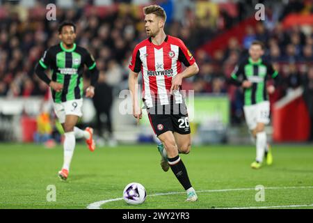 London, Großbritannien. April 2024. Kristoffer Ajer aus Brentford im Spiel der Premier League im Gtech Community Stadium in London. Der Bildnachweis sollte lauten: Kieran Cleeves/Sportimage Credit: Sportimage Ltd/Alamy Live News Stockfoto