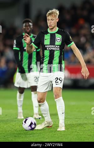 London, Großbritannien. April 2024. Jan Paul van Hecke aus Brighton und Hove Albion im Spiel der Premier League im Gtech Community Stadium in London. Der Bildnachweis sollte lauten: Kieran Cleeves/Sportimage Credit: Sportimage Ltd/Alamy Live News Stockfoto