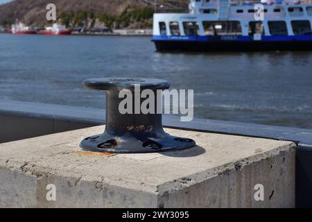 Anlegeplatz des Schiffspollers mit Quebec Levis Ferry St. Lawrence River im Hintergrund Stockfoto