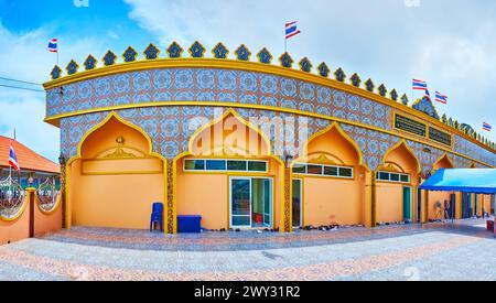 Panorama des malerischen Gebäudes des Darussalam Ethics Training Center, dekoriert mit islamischen Fliesen, Ko Panyi Dorf, Phang Nga Bay, Thailand Stockfoto