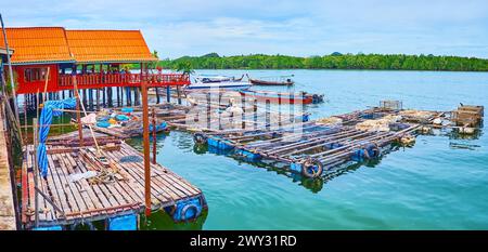 Die alten Kajaks und Fischfarmen am Ufer des muslimischen Stelzendorfes Ko Panyi (Koh Panyee) in der Phang Nga Bay, Thailand Stockfoto