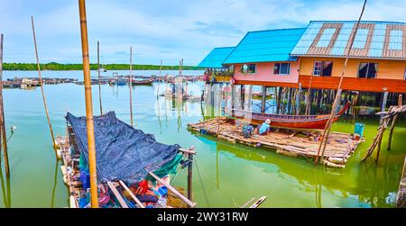 Panorama mit schäbigen Stelzenhäusern und hölzernen Werften für die Reparatur von Fischerbooten, Ko Panyi Fischerdorf, Phang Nga Bay, Thailand Stockfoto