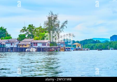 Traditionelle Holzhäuser eines kleinen Fischerdorfes, Phang Nga Bay, Thailand Stockfoto