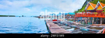 Panorama der Küste von Ko Panyi (Koh Panyee) Pfahlfischdorf mit Piers, Werften, Fischerbooten und Fischfarmen, Phang Nga Bay, Thailand Stockfoto