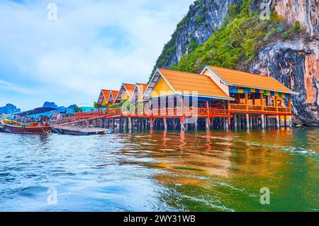 Die Meereslandschaft mit Pfahlhäusern des schwimmenden muslimischen Dorfes Ko Panyi, Phang Nga Bay, Thailand Stockfoto