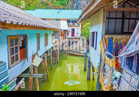 Die alten Stelzenfischerhütten auf den verfaulten Pfählen im schwimmenden Dorf Ko Panyi, Phang Nga Bay, Thailand Stockfoto