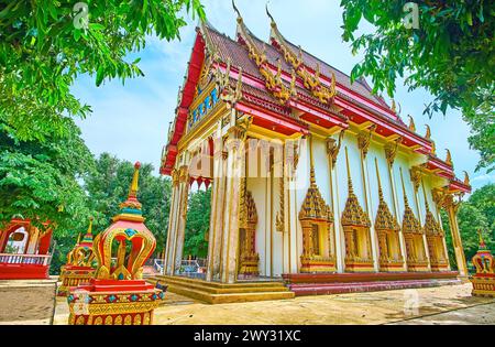 Der Ubosot von Wat Suwan Kuha Tempel mit mehrfach müden Dächern, Barboards mit Naga-Schlangen, verzierte Türrahmen, Phang Nga, Thailand Stockfoto