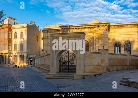 Blick auf den Sonnenaufgang der Juma Moschee in der Altstadt von Baku, Aserbaidschan Stockfoto