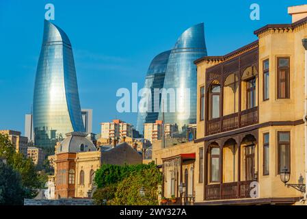 Mischung aus historischer und zeitgenössischer Architektur in der Altstadt von Baku, Aserbaidschan Stockfoto