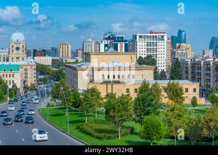 Straße vorbei am staatlichen akademischen Theatertheater Aserbaidschans in Baku Stockfoto