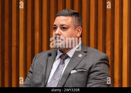 Polizeikommissar Edward Caban nimmt am 3. April 2024 an einem Briefing mit der Polizei über Kriminalstatistiken für den März und das 1. Quartal in One Police Plaza in New York Teil Stockfoto