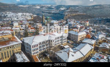 Winteransicht der Festungen Zarevets und Trapezitsa in Veliko Tarnovo, Bulgarien Stockfoto