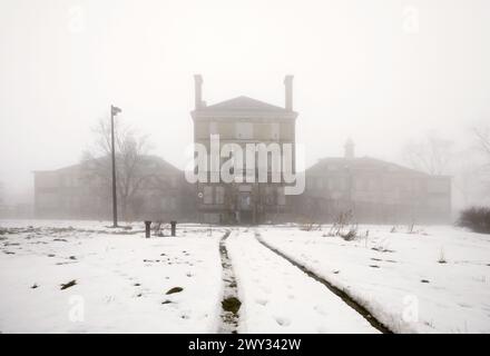 Das Infirmiry/Exam Building im Nebel des London Psychiatric Hospital in London, Ontario, Kanada. Stockfoto