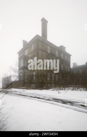 Das Infirmiry/Exam Building im Nebel des London Psychiatric Hospital in London, Ontario, Kanada. Stockfoto