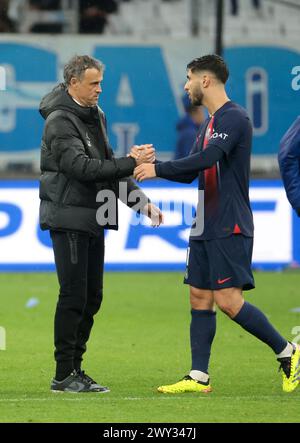 Marseille, Frankreich. 31. März 2024. PSG-Trainer Luis Enrique grüßt Marco Asensio von PSG nach dem Fußballspiel der französischen Meisterschaft Ligue 1 zwischen Olympique de Marseille (OM) und Paris Saint-Germain (PSG) am 31. März 2024 im Stade Velodrome in Marseille, Frankreich - Foto Jean Catuffe/DPPI Credit: DPPI Media/Alamy Live News Stockfoto
