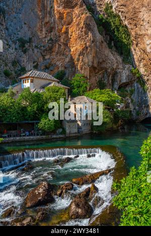 Blagaj Tekke - Historisches Sufi-Kloster, erbaut auf den Klippen am Wasser in Bosnien und Herzegowina Stockfoto