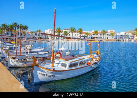 Blick auf den Hafen von Fornells, Fornells, Menorca, Balearen, Spanien Stockfoto