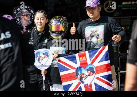 Suzuka, Japon. April 2024. Fans in der Boxengasse beim Formel 1 MSC Cruises Japanese Grand Prix 2024, 4. Runde der Formel-1-Weltmeisterschaft 2024 vom 5. Bis 7. April 2024 auf dem Suzuka International Racing Course in Suzuka, Japan - Foto Florent Gooden/DPPI Credit: DPPI Media/Alamy Live News Stockfoto