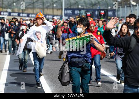 Suzuka, Japon. April 2024. Fans in der Boxengasse beim Formel 1 MSC Cruises Japanese Grand Prix 2024, 4. Runde der Formel-1-Weltmeisterschaft 2024 vom 5. Bis 7. April 2024 auf dem Suzuka International Racing Course in Suzuka, Japan - Foto Florent Gooden/DPPI Credit: DPPI Media/Alamy Live News Stockfoto