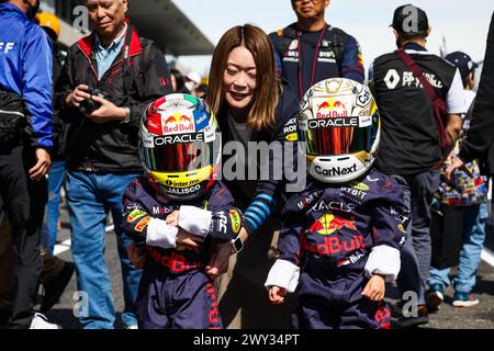 Suzuka, Japon. April 2024. Fans in der Boxengasse beim Formel 1 MSC Cruises Japanese Grand Prix 2024, 4. Runde der Formel-1-Weltmeisterschaft 2024 vom 5. Bis 7. April 2024 auf dem Suzuka International Racing Course in Suzuka, Japan - Foto Florent Gooden/DPPI Credit: DPPI Media/Alamy Live News Stockfoto
