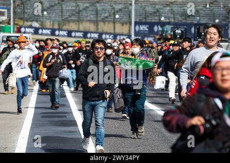 Suzuka, Japon. April 2024. Fans in der Boxengasse beim Formel 1 MSC Cruises Japanese Grand Prix 2024, 4. Runde der Formel-1-Weltmeisterschaft 2024 vom 5. Bis 7. April 2024 auf dem Suzuka International Racing Course in Suzuka, Japan - Foto Florent Gooden/DPPI Credit: DPPI Media/Alamy Live News Stockfoto