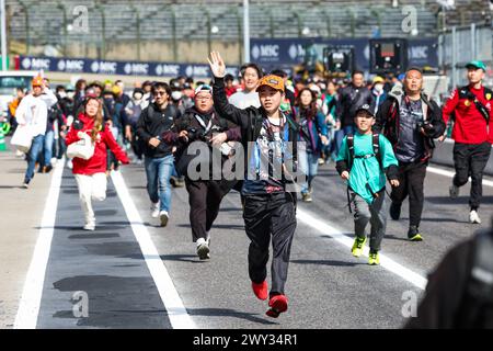 Suzuka, Japon. April 2024. Fans in der Boxengasse beim Formel 1 MSC Cruises Japanese Grand Prix 2024, 4. Runde der Formel-1-Weltmeisterschaft 2024 vom 5. Bis 7. April 2024 auf dem Suzuka International Racing Course in Suzuka, Japan - Foto Florent Gooden/DPPI Credit: DPPI Media/Alamy Live News Stockfoto