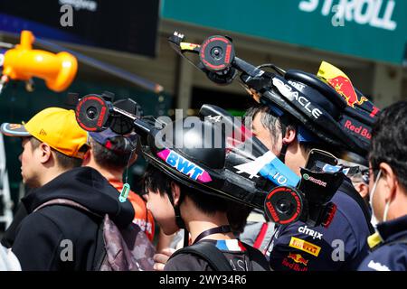Suzuka, Japon. April 2024. Fans in der Boxengasse beim Formel 1 MSC Cruises Japanese Grand Prix 2024, 4. Runde der Formel-1-Weltmeisterschaft 2024 vom 5. Bis 7. April 2024 auf dem Suzuka International Racing Course in Suzuka, Japan - Foto Florent Gooden/DPPI Credit: DPPI Media/Alamy Live News Stockfoto