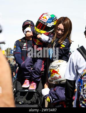 Suzuka, Japon. April 2024. Fans in der Boxengasse beim Formel 1 MSC Cruises Japanese Grand Prix 2024, 4. Runde der Formel-1-Weltmeisterschaft 2024 vom 5. Bis 7. April 2024 auf dem Suzuka International Racing Course in Suzuka, Japan - Foto Florent Gooden/DPPI Credit: DPPI Media/Alamy Live News Stockfoto