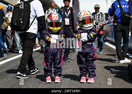 Suzuka, Japon. April 2024. Fans in der Boxengasse beim Formel 1 MSC Cruises Japanese Grand Prix 2024, 4. Runde der Formel-1-Weltmeisterschaft 2024 vom 5. Bis 7. April 2024 auf dem Suzuka International Racing Course in Suzuka, Japan - Foto Florent Gooden/DPPI Credit: DPPI Media/Alamy Live News Stockfoto