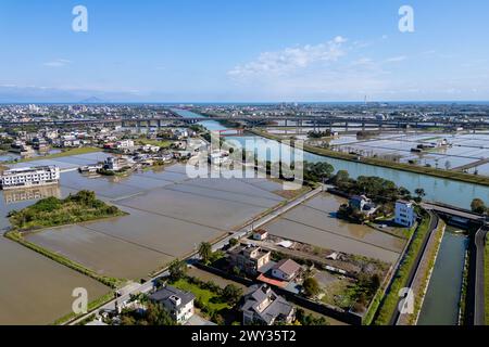 Luftaufnahme der Gemeinde Dongshan über dem Fluss Dongshan in Yilan, Taiwan Stockfoto