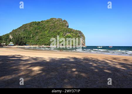 Friedliche Landschaft am Bang Buret Beach oder Bang Boet Beach in Bang Saphan Noi, Provinz Prachuap Khiri Khan, Thailand Stockfoto