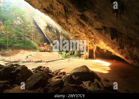 Königlicher Pavillon in der Phraya Nakhon-Höhle in khao sam roi im Nationalpark Prachuap Khiri Khan, Thailand Stockfoto