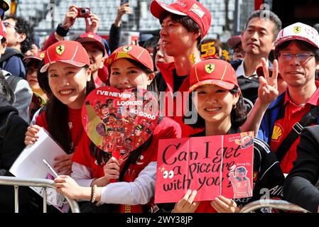 Suzuka, Japan. April 2024. Rennatmosphäre – Ferrari-Fans. Formel-1-Weltmeisterschaft, Rd 4, großer Preis von Japan, Donnerstag, 4. April 2024. Suzuka, Japan. Quelle: James Moy/Alamy Live News Stockfoto