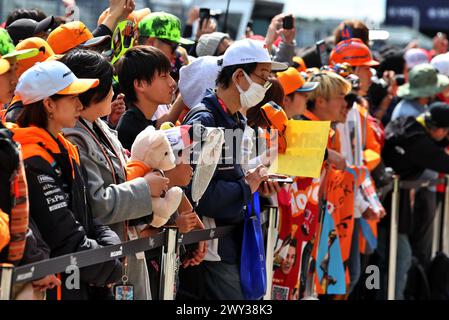 Suzuka, Japan. April 2024. Kreislaufatmosphäre – McLaren-Fans. Formel-1-Weltmeisterschaft, Rd 4, großer Preis von Japan, Donnerstag, 4. April 2024. Suzuka, Japan. Quelle: James Moy/Alamy Live News Stockfoto