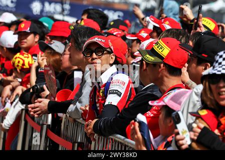 Suzuka, Japan. April 2024. Rennatmosphäre – Ferrari-Fans. Formel-1-Weltmeisterschaft, Rd 4, großer Preis von Japan, Donnerstag, 4. April 2024. Suzuka, Japan. Quelle: James Moy/Alamy Live News Stockfoto