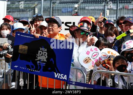 Suzuka, Japan. April 2024. Schaltkreisatmosphäre – Yuki Tsunoda (JPN) RB-Lüfter. Formel-1-Weltmeisterschaft, Rd 4, großer Preis von Japan, Donnerstag, 4. April 2024. Suzuka, Japan. Quelle: James Moy/Alamy Live News Stockfoto