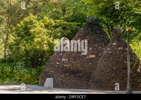 Drei große Zeitkapseln aus stine und Felsen in Form von Kegeln in einem öffentlichen Park in Südkorea Stockfoto