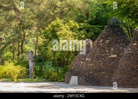 Drei große Zeitkapseln aus Stein und Felsen in Form von Kegeln in einem öffentlichen Park in Südkorea Stockfoto