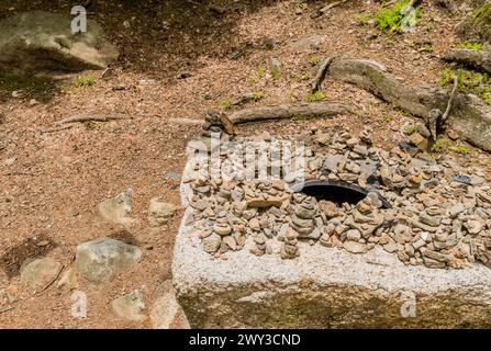 Viele kleine Kieselsteine auf dem Felsen im Bergwaldpark in Südkorea Stockfoto