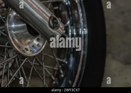 Großaufnahme des Vorderrads und der Speichen des Motorrads mit Schwerpunkt auf der Radscheibe in Südkorea Stockfoto