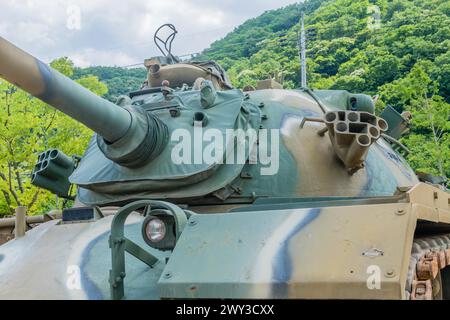 Vorderansicht des Tarntanks, der im koreanischen Krieg verwendet wurde, im öffentlichen Park in Südkorea Stockfoto