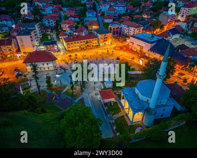 Sonnenuntergang Panorama der bosnischen Stadt Gradacac Stockfoto