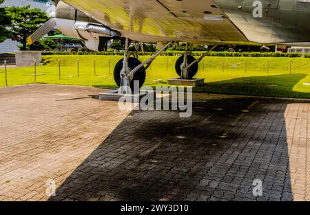 Fahrwerk und Unterwagen von Oldtimer-Flugzeugen aus dem Zweiten Weltkrieg im öffentlichen Park in Südkorea Stockfoto