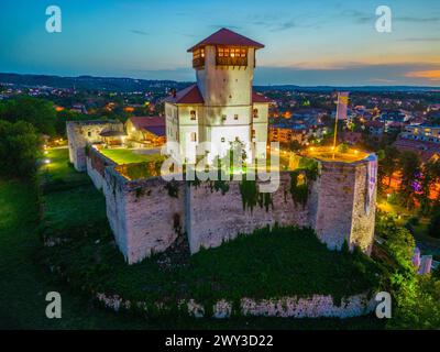 Sonnenuntergang Panorama der bosnischen Stadt Gradacac Stockfoto