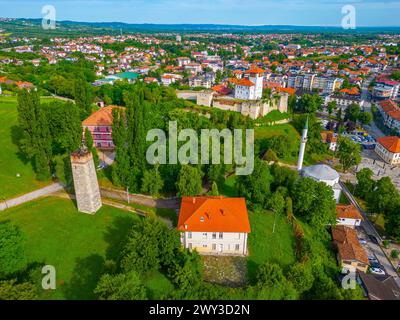 Uhrenturm in der bosnischen Stadt Gradacac Stockfoto