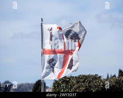 Schwenkende Flagge von Sardinien, in der Nähe von Olbia, Sardinien, Italien Stockfoto