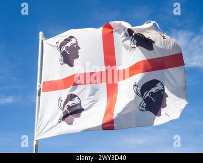 Schwenkende Flagge von Sardinien, in der Nähe von Olbia, Sardinien, Italien Stockfoto