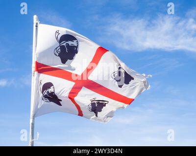 Schwenkende Flagge von Sardinien, in der Nähe von Olbia, Sardinien, Italien Stockfoto