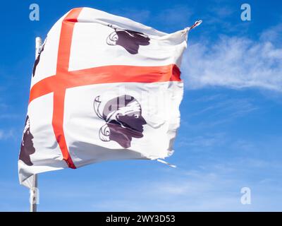 Schwenkende Flagge von Sardinien, in der Nähe von Olbia, Sardinien, Italien Stockfoto